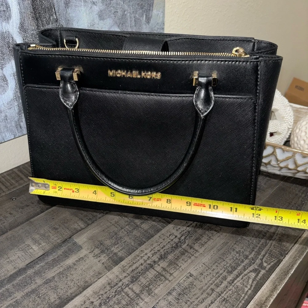 Michael Kors Gibson Leather Satchel
⭐️🌟 Open to Offers 🌟⭐️ - Picture 3 of 10
